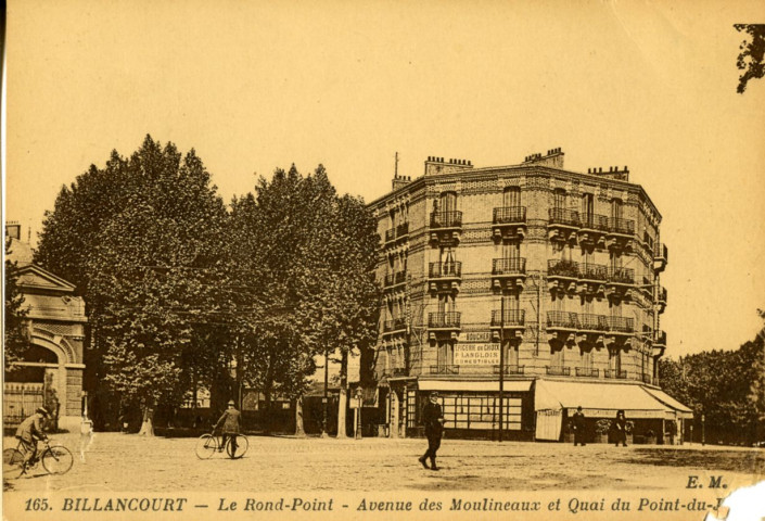 165 - Billancourt - Le Rond-Point - Avenue des Moulineaux et Quai du Point-du-Jour, Boulogne-Billancourt . place du pont de Billancourt . - vue générale - Au second plan, une boucherie/épicerie au choix P. Langlois Comestibles