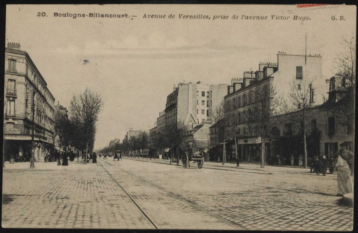 20 - Boulogne-Billancourt- Avenue de Versailles, prise de l'Avenue Victor Hugo, Boulogne-Billancourt . avenue Edouard Vaillant . - perspectiveAu premier plan à droite, un boucher, et la gendarmerie pui un groupe d'enfants et une boucherie avec un groupe de bouchers devant. A gauche, l'avenue Victor Hugo. Au second plan à gauche, un dépôt de bières, au centre des hippomobiles{la gendarmerie était située au 107 route de Versailles de 1822 à 1905 puis transférée en 1905 rue d'Issy}