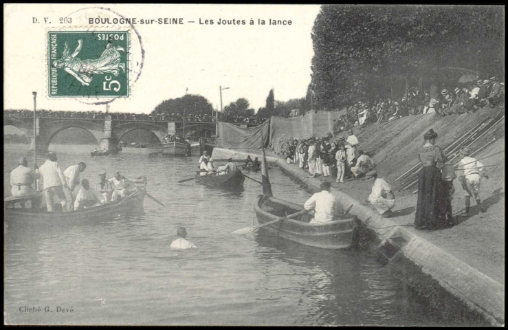 203 - Boulogne-sur-Seine - Les Joutes à la lance, Boulogne-Billancourt . Billancourt, bords de Seine . - Joutes à la lanceAu premier plan, des hommes dans des embarcations. A droite, des spectateurs sur les bords de Seine. Au second plan, le pont d'Issy