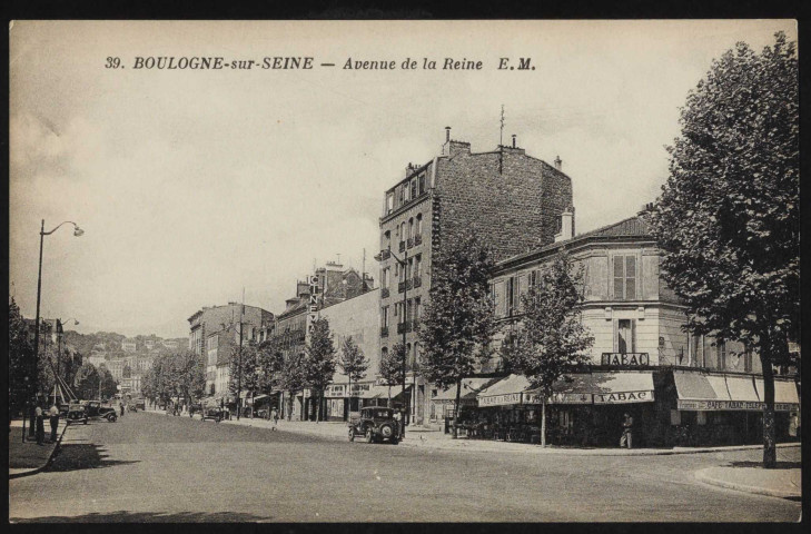 39 - Boulogne-sur-Seine - Avenue de la Reine, Boulogne-Billancourt . route de la Reine . - Perspective de la route de la Reine depuis la route de Silly. Au premier plan à droite, le Tabac de la Reine - Au second plan à droite, le cinéma Kursaal. Au fond, Saint-Cloud.