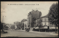 39 - Boulogne-sur-Seine - Avenue de la Reine, Boulogne-Billancourt . route de la Reine . - Perspective de la route de la Reine depuis la route de Silly. Au premier plan à droite, le Tabac de la Reine - Au second plan à droite, le cinéma Kursaal. Au fond, Saint-Cloud.