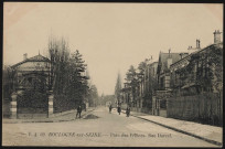 99 - Boulogne-sur-Seine - Parc des Princes, rue Darcel, Boulogne-Billancourt . rue Darcel . - perspectiveEnfants dans la rue Darcel depuis la rue du Château.