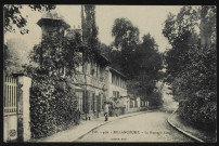 402 - Billancourt - Le Hameau Fleuri, Boulogne-Billancourt. quartier du Hameau Fleuri . - vue générale - Vue d'un passant devant une bâtisse dans une rue du Hameau Fleuri, à côté, un vins-café-restaurant