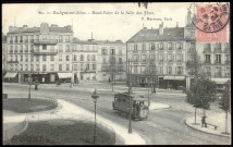 60 - Boulogne-sur-Seine - Rond-point de la salle des Fêtes, Boulogne-Billancourt . - place Bernard PalissyVue plongeante sur le rond point du Théâtre de l'Ouest Parisien. Au centre, un tramway, au second plan des commerces : Mercerie, Postes Télégraphes, {? Parisienne,} Chocolat Louis