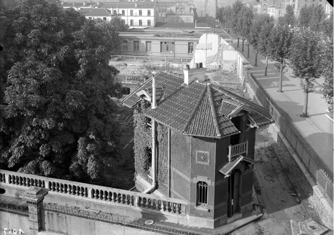 Hôpital Ambroise Paré , angle avenue Edouard-Vaillant et rue Castéja après bombardement