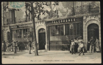 210 - Boulogne-s/-Seine - La Poste Centrale, Boulogne-Billancourt . boulevard Jean Jaurès . - façades de la posteA gauche, un groupe de facteurs et à droite des femmes et des enfants devant la façade du bureau des Postes, Télégraphes et Téléphones.