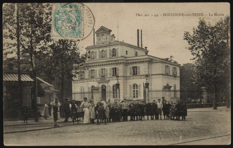 49 - Boulogne-sur-Seine - La Mairie, Boulogne-Billancourt. rue de l'Ancienne Mairie . - groupe devant la façade de la mairieAu premier plan à gauche un café, au centre un groupe composé d'enfants et de quelques femmes et hommes. Au second plan, la mairie