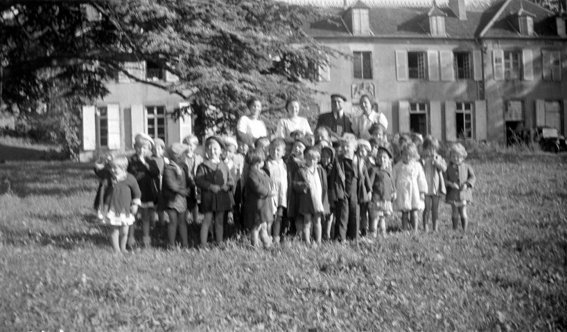 Maison des petits, château de Montgoublin, Saint-Benin-d'Azy (Nièvre)