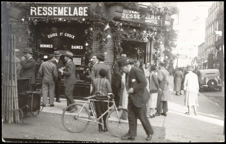 (sans titre), Boulogne-Billancourt . - Braderie commercialeScène de rue lors de la Braderie Commerciale. Devanture du commerce "Au vrai ressemelage modèle".