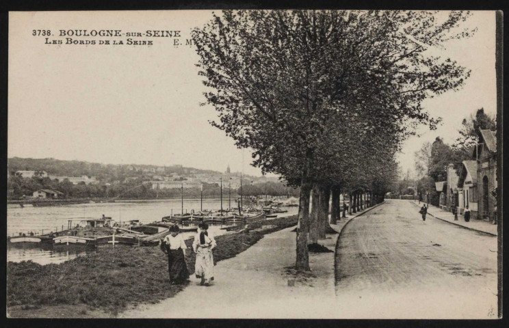 3738 - Boulogne-sur-Seine. - Les bords de la Seine: deux femmes marchent sur les quais de Billancourt; sur la Seine à gauche, des bateaux accostés à un embarcadère (s.d.).