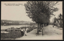 3738 - Boulogne-sur-Seine. - Les bords de la Seine: deux femmes marchent sur les quais de Billancourt; sur la Seine à gauche, des bateaux accostés à un embarcadère (s.d.).