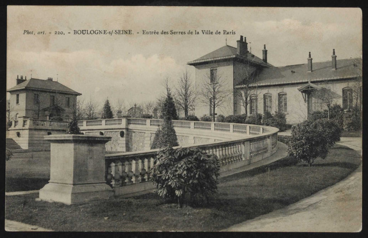 220 - Boulogne-sur-Seine - Entrée des Serres de la Ville de Paris, Paris 16ème arrondissement . - Jardins des Serres d'Auteuil, entréeVue sur les bâtiments à l'entrée des Jardins.