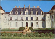 Benais (I. et L.) - Le château, Benais . - Le château - Vue sur la façade du château de Benais. Au premier plan, la fontaine.