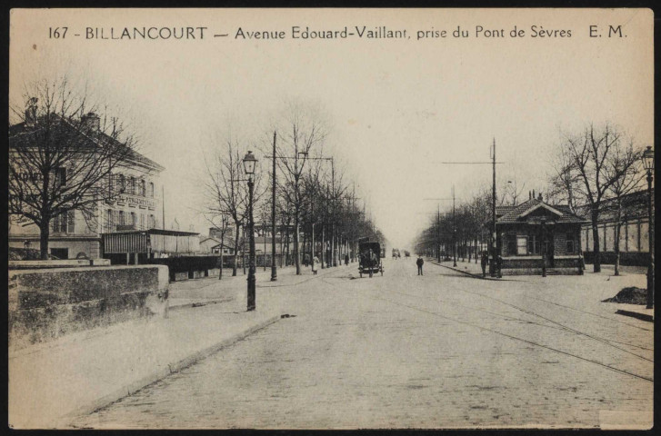 167 - Billancourt - Avenue Edouard-Vaillant, prise du Pont de Sèvres, Boulogne-Billancourt . avenue du Général Leclerc . - perspectiveL'avenue du Général Leclerc depuis le pont de Sèvres.A gauche, l'Hôtel du Parlementaire. A droite, l'octroi du pont de Sèvres et l'usine Kellner