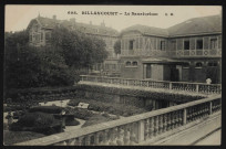 698 - Billancourt - Le Sanatorium, Boulogne-Billancourt . rue Yves Kermen . - hôpital Ambroise Paré, cour intérieure Au premier plan deux jardiniers dans le jardin. Au second plan, des bâtiments