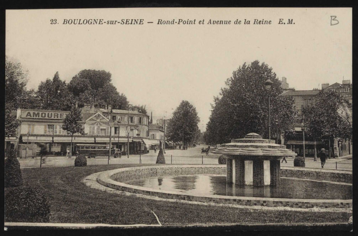 23 - Boulogne-sur-Seine - Rond-Point et Avenue de la Reine, Boulogne-Billancourt . rond-point Rhin-et-Danube, route de la Reine . - PerspectiveAu premier plan, la fontaine du rond-point. Au second plan, à gauche, un bus devant le café Amourette. Au centre, perspective sur la route de la Reine.