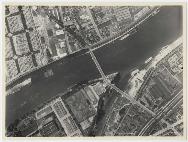 Boulogne-Billancourt, vues aériennes : Quai du Point du Jour, Pont d'Issy, Boulevard de la République, Rue des Peupliers, Rue du Fief, Rue de la Petite Arche, Commune d'Issy-les-Moulineaux