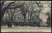 Pensionnat Saint-Joseph - Boulogne-sur-Seine - Récréation des Grands Elèves, Boulogne-Billancourt . rue du Parchamp . - école Saint-Joseph du Parchamp, cour de récréationGroupe d'élèves féminines en uniforme qui tiennent à la main des maillets de croquet