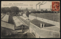 1769 - Billancourt - Vue générale des Usines Renault Frères, Boulogne-Billancourt . quartier de Billancourt, usines Renault . - vue plongeanteAu premier plan des véhicules automobiles et les usines Renault. Au second plan des cheminées d'usine et le {gazoduc}