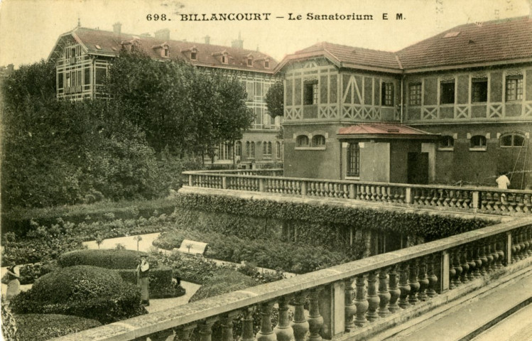 698 - Billancourt - Le Sanatorium, Boulogne-Billancourt . rue Yves Kermen . - hôpital Ambroise Paré, cour intérieureAu premier plan deux jardiniers dans le jardin. Au second plan, des bâtiments