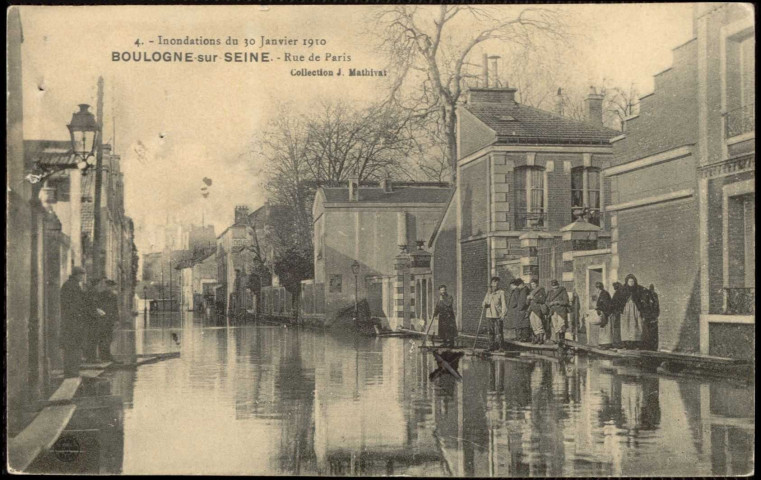 4 - Inondations du 30 Janvier 1910 - Boulogne-sur-Seine - rue de Paris, Boulogne-Billancourt. rue de Paris . - Crue de la Seine, janvier 1910Vue sur la rue de Paris inondée. Des piétons marchent sur des passerelles de fortune.