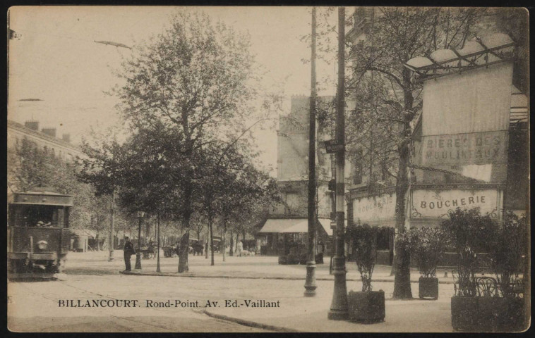 Billancourt - Rond-Point Av. Ed.-Vaillant, Boulogne-Billancourt . place Marcel Sembat . - perspectivePlace Marcel Sembat, au premier plan, à droite le boulevard Jean Jaurès.A gauche, un tramway ; un agent de police sur le trottoir à son niveau.A droite, un café et la boucherie Durin.Au second plan, à gauche, l'avenue du Général Leclerc.