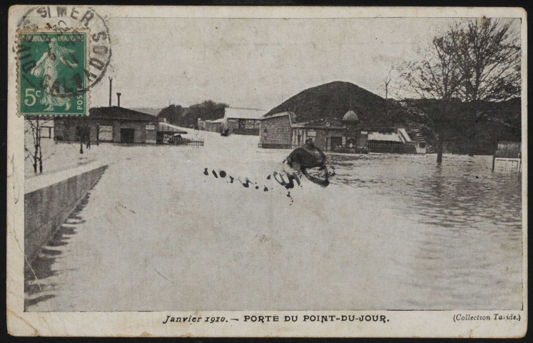 Porte du Point-du-Jour: photographie de la porte du Point-du-Jour à Billancourt prise durant la crue de la Seine de 1910.