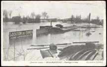 Janvier 1910 - Billancourt : Garage à sec, Boulogne-Billancourt .- Crue de la Seine, janvier 1910, le garage à sec inondéVue, au premier plan, sur le garage à sec inondé, on peut voir des publicités et débris. Au second plan, le pont de Sèvres.