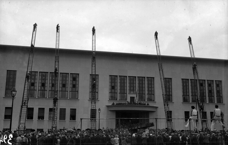 Démonstration des pompiers devant l'hôtel de ville (22 juillet 1934)