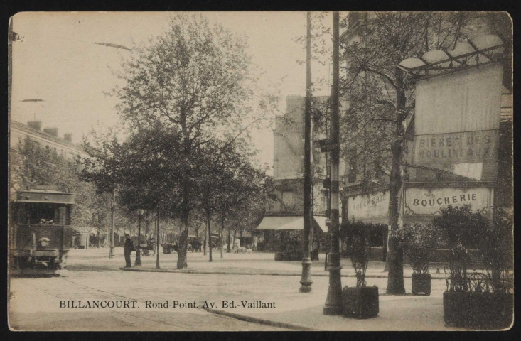 Billancourt - Rond-Point Av. Ed.-Vaillant, Boulogne-Billancourt . place Marcel Sembat . - perspectivePlace Marcel Sembat, au premier plan, à droite le boulevard Jean Jaurès.A gauche, un tramway ; un agent de police sur le trottoir à son niveau.A droite, un café et la boucherie Durin.Au second plan, à gauche, l'avenue du Général Leclerc.