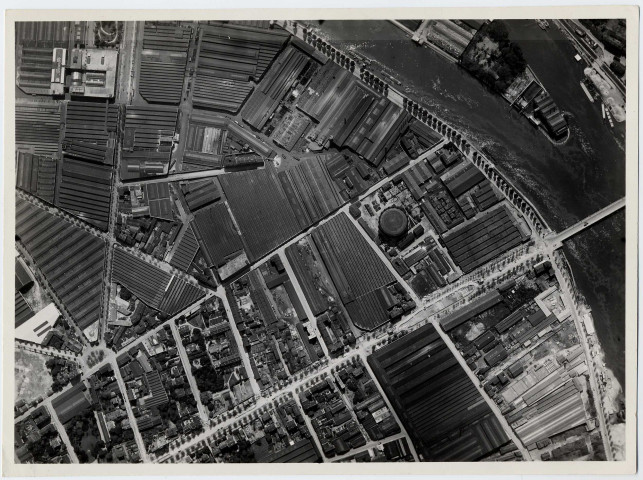 Boulogne-Billancourt, vues aériennes : Ile Seguin, Pont de Sèvres, Quai Alphonse Le Gallo, Quai de Stalingrad, Place de l'Eglise, Rue de la Ferme , Rue Couchot, Rue Heyrault, Rue du Vieux Pont de Sèvres, Rue de Sèvres, Rue Castéja, Rue de Saint-Cloud, Rue Francis Garnier, Rue Collas, Avenue Emile Zola, Usines Renault, Gazomètre