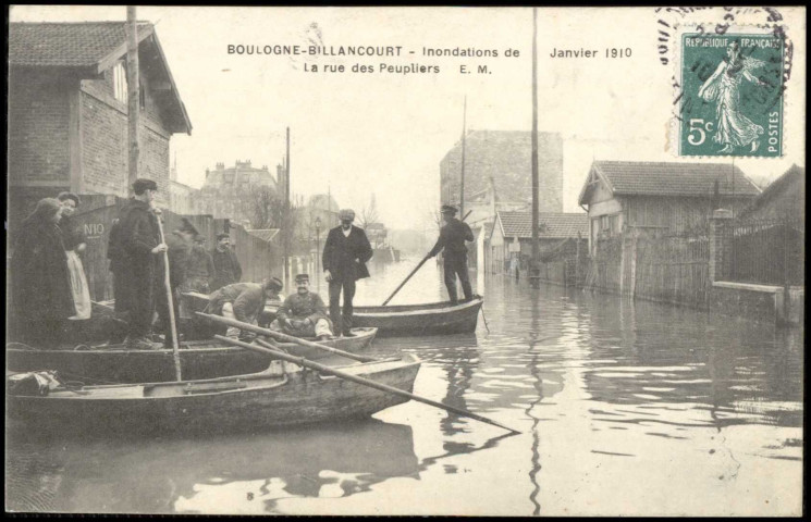 Boulogne-Biilancourt - Inondations de Janvier 1910 - La rue des Peupliers, Boulogne-Billancourt. rue des Peupliers . - Crue de la Seine, janvier 1910Perspective sue la rue des Peupliers inondée. Au 1er plan 3 embarcations avec des personnes à bord