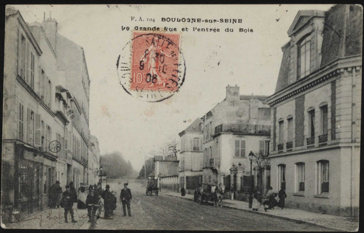 104 - Boulogne-sur-Seine, La Grande Rue et l'entrée du Bois, Boulogne-Billancourt . avenue Jean-Baptiste Clément . - perspectiveScène de rue. A gauche, un commerce. A droite, des hippomobiles.Au second plan, l'entrée du bois de Boulogne.