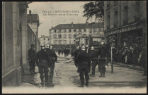 Boulogne-sur-Seine - Les Pompiers rue de Billancourt, Boulogne-Billancourt . rue de Billancourt . - pompiers à l'écoleAu premier plan, des pompiers, devant l'école.A droite, sur le trottoir, des enfants et quelques adultes regardent. Derrière eux, une imprimerie.