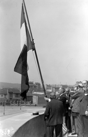 Pose du drapeau sur le nouvel hôtel de ville (3 juillet 1934)