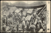 Accident de l'Usine Renault à Billancourt, 13 juin 1917, Boulogne-Billancourt. Usine Renault . - accident du 13 juin 1917Vue d'ouvriers dans l'usine Renault lors de l'accident du 13 juin 1917.