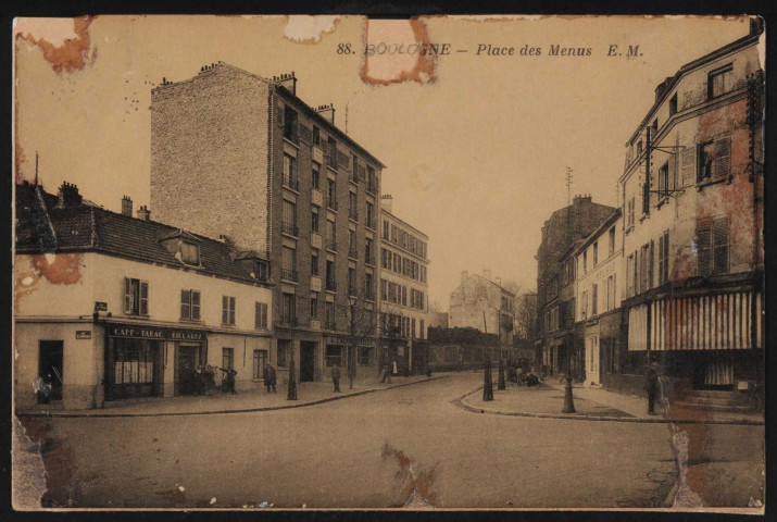 88 - Boulogne - Place des Menus, Boulogne-Billancourt . rue de Meudon . - perspectiveAu premier plan, le carrefour des rues de l'Abreuvoir et des Menus.Au second plan, à gauche, un café-tabac-billard, un commerce "A l'alimentation". A droite, un hôtel meublé.