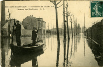 Boulogne-Billancourt - Inondations de janvier 1910 - L'Avenue des Moulineaux, Boulogne-Billancourt . Avenue Pierre Grenier . - Crue de la Seine, janvier 1910Perspective sur l'avenue Pierre Grenier inondée par la crue de la Seine de 1910. Au 1er plan, une embarcation avec deux personnes à son bord.