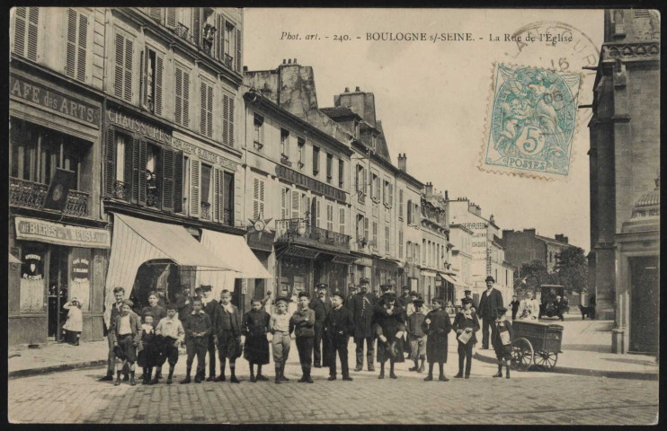 240 - Boulogne s/ Seine - La Rue de l'Eglise, Boulogne-Billancourt . rue de l'église . - perspectiveRue de l'église, face à l'église Notre-Dame-de-Boulogne. Au centre, un groupe d'enfants.sur le trottoir gauche, des commerces : café des Arts, Chaussures, Horlogerie-Bijouterie-Orfévrerie, épicerie Notre-Dame.