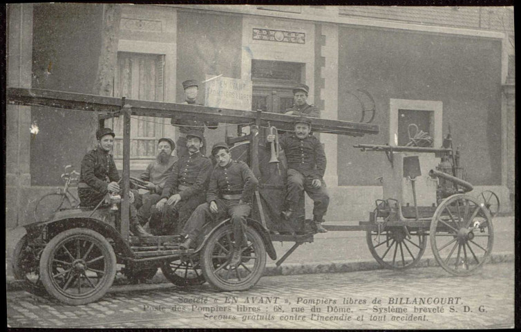 Société "En Avant", Pompiers libres de Billancourt. Poste des Pompiers libres : 68, rue du Dôme - Système breveté S.D.G. Secours gratuits contre l'incendie et tout accident, Boulogne-Billancourt - rue du Dôme . - Pompiers d' "En Avant" à bord de leur voitureVue des pompiers de la société "En Avant" à bord de leur voiture devant le poste de pompier au 68 rue du Dôme