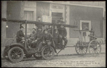 Société "En Avant", Pompiers libres de Billancourt. Poste des Pompiers libres : 68, rue du Dôme - Système breveté S.D.G. Secours gratuits contre l'incendie et tout accident, Boulogne-Billancourt - rue du Dôme . - Pompiers d' "En Avant" à bord de leur voitureVue des pompiers de la société "En Avant" à bord de leur voiture devant le poste de pompier au 68 rue du Dôme