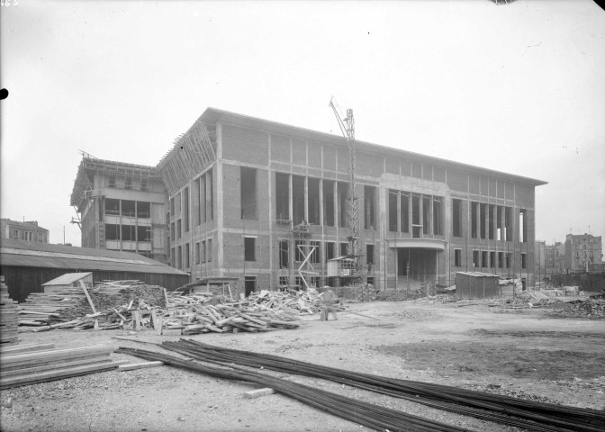 L'hôtel de ville en construction, façade