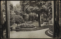 sans titre, Boulogne-Billancourt, rue de Sèvres . - propriété de Mr Garnier, jardin - Propriété de Mr Garnier au 16 rue de Sèvres. Vue des jardins depuis une fenêtre