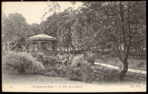 37 - Boulogne-sur-Seine - Le Parc de la Mairie, Boulogne-Billancourt . - square Léon Blum Au premier plan à droite l'étang. Au second plan, au centre le kiosque et à droite un groupe d'enfants.