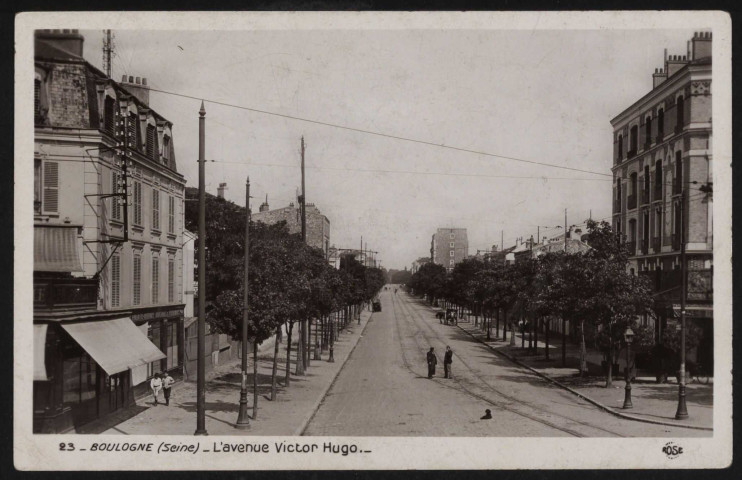 23 - Boulogne - L'avenue Victor Hugo, Boulogne-Billancourt . avenue Victor Hugo . - perspective avenue Victor Hugo depuis la place Marcel Sembat. Au premier plan à gauche, une pharmacie et à droite un café.