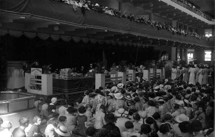 Distribution des prix à l'hôtel de ville (18 juillet 1937)