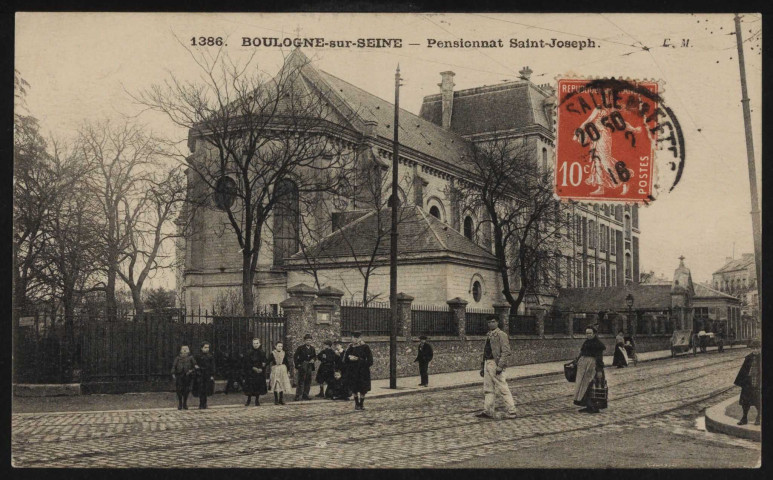 1386 - Boulogne-sur-Seine - Pensionnat Saint-Joseph, Boulogne-Billancourt . rue du Parchamp . - façade et chapelle de l'école Saint-Joseph du ParchampAu premier plan, scène de rue, au second plan l'école du Parchamp pris de biais (côté gauche)