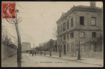 294 - Billancourt - Les écoles, Boulogne-Billancourt . rue Clamart . - perspective et façade de l'écoleAu premier plan à droite, la façade de l'école, à fauche une hippomobile. Au second plan à gauche le marché de Billancourt