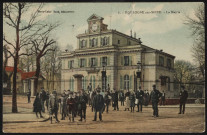 6 - Boulogne-sur-Seine - La Mairie, Boulogne-Billancourt. rue de l'Ancienne Mairie . - groupe devant la façade de la mairie