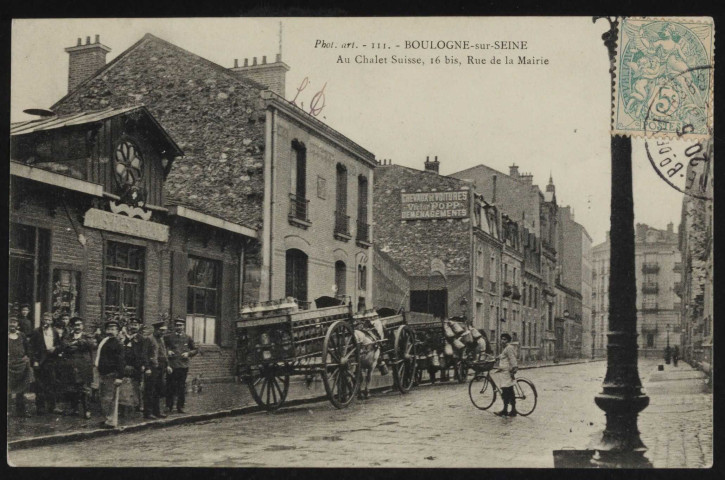 111 - Boulogne-sur-Seine - Au chalet Suisse, 16 bis rue de la Mairie, Boulogne-Billancourt. rue de l'Ancienne Mairie . - perspectiveScène de rue.Au premier plan, à gauche, un groupe d'hommes devant le vins-restaurant "Au Chalet Suisse", au centre, des charrettes de laitier et un vélo.Au second plan, au centre, l'entreprise de Chevaux, voitures er déménagement Victor POPP.